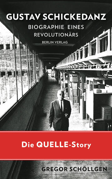 Das Buchcover zeigt eine schwarz-weiße Fotografie von Gustav Schickedanz in einem langen Flur, umgeben von Regalen und Akten, die eine geschäftige Atmosphäre vermitteln. Der Titel „GUSTAV SCHICKEDANZ“ steht oben in großen, weißen Buchstaben, gefolgt von „BIOGRAPHIE EINES REVOLUTIONÄRS“ in kleinerer Schrift. Unten ist ein rotes Feld mit dem Text „Die QUELLE-Story“ in weißen Großbuchstaben, während der Name des Autors „GREGOR SCHÖLLGEN“ ebenfalls in weißer Schrift erscheint.