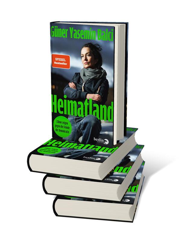 Bücherstapel des Buches „Heimatland“