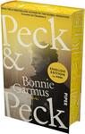 Das Buchcover zeigt ein in warmen Gelb- und Orangetönen gehaltenes Layout mit großer, weißer Serifenschrift: oben der Autorname Bonnie Garmus, darunter der Titel Peck & Peck. Unten rechts eine aufgerollte Ecke in dunklerem Orange mit senkrechtem Schriftzug „PIPER“ und dem Satz „Cover to be unveiled“. Links ein runder Button mit dem Text „ENGLISH EDITION by PIPER“. Insgesamt schlicht und markant.