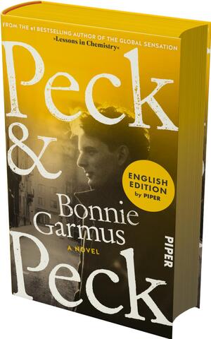 Das Buchcover zeigt ein in warmen Gelb- und Orangetönen gehaltenes Layout mit großer, weißer Serifenschrift: oben der Autorname Bonnie Garmus, darunter der Titel Peck & Peck. Unten rechts eine aufgerollte Ecke in dunklerem Orange mit senkrechtem Schriftzug „PIPER“ und dem Satz „Cover to be unveiled“. Links ein runder Button mit dem Text „ENGLISH EDITION by PIPER“. Insgesamt schlicht und markant.