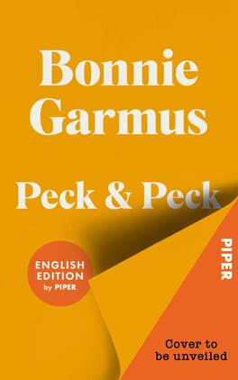 Das Buchcover zeigt einen kräftig orange-gelben Hintergrund mit großer weißer Serifenschrift: Autorname Bonnie Garmus oben und Titel Peck & Peck darunter. Unten rechts eine umgeklappte Ecke in dunklerem Orange, darunter die schwarze Einblendung „Cover to be unveiled“. Ein runder roter Button mit der Aufschrift „ENGLISH EDITION“ sitzt links unten. Atmosphäre: reduziert, plakativ und modern.