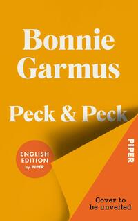 Das Buchcover zeigt einen kräftig orange-gelben Hintergrund mit großer weißer Serifenschrift: Autorname Bonnie Garmus oben und Titel Peck & Peck darunter. Unten rechts eine umgeklappte Ecke in dunklerem Orange, darunter die schwarze Einblendung „Cover to be unveiled“. Ein runder roter Button mit der Aufschrift „ENGLISH EDITION“ sitzt links unten. Atmosphäre: reduziert, plakativ und modern.
