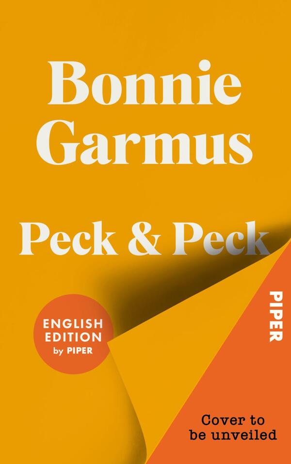Das Buchcover zeigt einen kräftig orange-gelben Hintergrund mit großer weißer Serifenschrift: Autorname Bonnie Garmus oben und Titel Peck & Peck darunter. Unten rechts eine umgeklappte Ecke in dunklerem Orange, darunter die schwarze Einblendung „Cover to be unveiled“. Ein runder roter Button mit der Aufschrift „ENGLISH EDITION“ sitzt links unten. Atmosphäre: reduziert, plakativ und modern.
