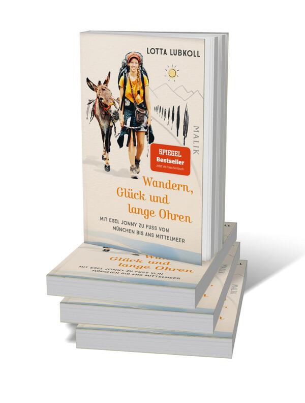 Bücherstapel des Buches „Wandern, Glück und lange Ohren“