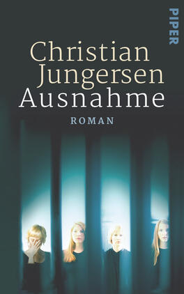 Das Buchcover zeigt fünf Frauen, die hinter vertikalen Lichtstreifen angeordnet sind. Die Farben sind überwiegend blau und dunkel, was eine geheimnisvolle Atmosphäre schafft. Der Titel „Ausnahme“ und der Name des Autors Christian Jungersen sind prominent in klarer, weißer Schrift platziert. Der Untertitel „Roman“ ergänzt die typografische Gestaltung. Die Gesichter der Frauen sind teils besorgt, teils nachdenklich, was das emotionale Thema des Buches unterstreicht.