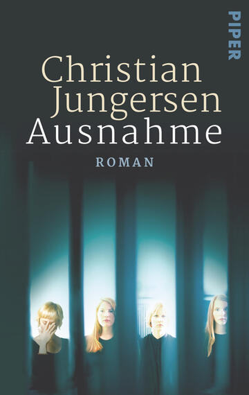 Das Buchcover zeigt fünf Frauen, die hinter vertikalen Lichtstreifen angeordnet sind. Die Farben sind überwiegend blau und dunkel, was eine geheimnisvolle Atmosphäre schafft. Der Titel „Ausnahme“ und der Name des Autors Christian Jungersen sind prominent in klarer, weißer Schrift platziert. Der Untertitel „Roman“ ergänzt die typografische Gestaltung. Die Gesichter der Frauen sind teils besorgt, teils nachdenklich, was das emotionale Thema des Buches unterstreicht.