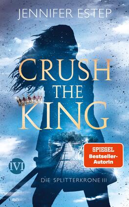 Das Buchcover zeigt eine schattenhafte, silberne Figur einer Kriegerin vor einem mystischen, blauen Hintergrund, der mit Wolken und strahlenden Lichtern durchzogen ist. Der Titel „CRUSH THE KING“ steht in großem, gelben Schriftzug, während der Autorenname „Jennifer Estep“ in eleganter Schrift oben platziert ist. Eine kleine Krone schimmert auf der linken Seiten. Ein auffälliger roter Sticker mit dem Text „SPIEGEL Bestseller-Autorin“ befindet sich im unteren rechten Bereich. Das Cover vermittelt eine aufregende, fantasievolle Atmosphäre.
