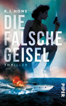 Das Buchcover zeigt eine dramatische Szene mit einer weiblichen Figur, die eine Waffe in der Hand hält. Die Farbgebung ist in dunklen Blau- und Grautönen gehalten, die durch einen hellen, fast weißen Schriftzug kontrastiert werden. Der Titel „DIE FALSCHE GEISEL“ ist prominent in großen, auffälligen Buchstaben platziert, während das Wort „THRILLER“ in kleinerer Schrift darunter steht. Im Hintergrund sieht man ein explodierendes Boot auf dem Wasser, was die spannende Atmosphäre des Thrillers unterstreicht.