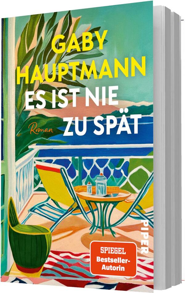 Das Buchcover zeigt eine sonnige Balkonterrasse mit zwei Liegestühlen, kleinem runden Tisch mit Karaffe und Gläsern, einer großen Topfpflanze und Blick auf Meer und ferne Berge. Farben: kräftiges Türkis, Gelb, Koralle und Orange. Autorin Gaby Hauptmann erscheint in großen gelben Großbuchstaben; der Titel „Es ist nie zu spät“ in weißen Großbuchstaben, das Wort „Roman“ in orange Kursiv. Roter Button mit Text „SPIEGEL Bestseller-Autorin“.
