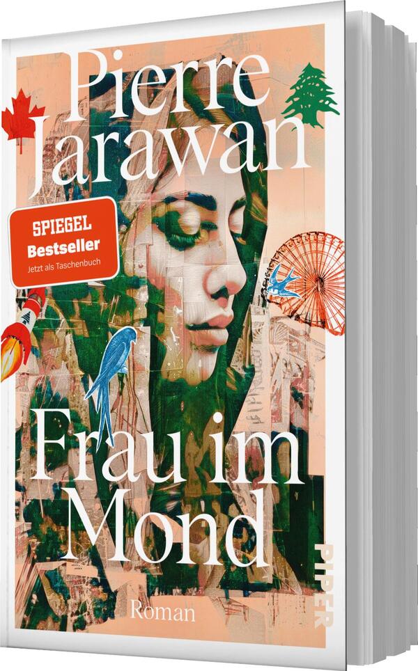 Das Buchcover zeigt eine künstlerische Illustration einer Frau mit langen, dunklen Haaren und einem nachdenklichen Ausdruck. Akzentuiert durch bunte Elemente wie einen roten Ahornblatt und eine grüne Tanne verschmilzt die Figur mit einem abstrakten Hintergrund in Erdtönen. Der Titel „Frau im Mond“ sowie der Autor „Pierre Jarawan“ sind in großen, weißen Buchstaben prominent platziert. Ein rotes Banner mit dem Text „SPIEGEL Bestseller – Jetzt als Taschenbuch“ hebt sich ab und verstärkt die visuelle Anziehung.