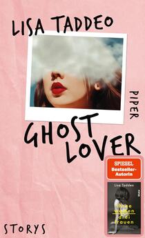 Das Buchcover zeigt ein Polaroid-Foto mit einer verschwommenen Gesichtspartie einer Frau mit roten Lippen. Der Hintergrund ist in sanften Rosa- und Beigefarbtönen gehalten, was eine harmonische Atmosphäre schafft. Der Titel „GHOST LOVER“ ist in großen, schlichten, schwarzen Buchstaben geprägt, während der Name der Autorin „Lisa Taddeo“ und der Verlagsname „Piper“ in kleinere Schriftgrößen in der oberen linken bzw. unteren rechten Ecke platziert sind. Ein Hinweis auf den Status als „SPIEGEL Bestseller-Autorin“ befindet sich in einem roten und weißen Abzeichen auf der unteren rechten Seite.