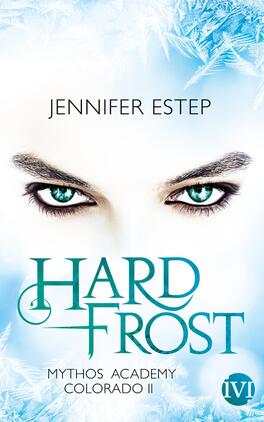 Das Buchcover zeigt ein kühles Farbenspiel in Blau- und Weißtönen. Die Augen einer Person in Nahaufnahme stechen durch ihre intensiven, grünlichen Facetten hervor. Der Titel „HARD FROST“ ist in einer eleganten, geschwungenen Schrift in dunklem Blau platziert, darunter der Zusatz „Mythos Academy Colorado II“. Der Name „Jennifer Estep“ erscheint in kleinerer Schrift oben, ebenfalls in Dunkelblau, was die mysteriöse Atmosphäre des Covers unterstreicht. Eiskristalle sind dezent im Hintergrund angedeutet, was das frostige Thema verstärkt.