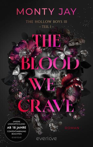 Das Buchcover zeigt einen dunklen Hintergrund mit einem teils sichtbaren menschlichen Schädel, umgeben von dunkelrosa und magenta Blüten sowie silbrig glänzenden Schmetterlingen. Der Titel „THE BLOOD WE CRAVE“ ist groß in kräftigem Magenta zentriert, darüber der Autorname „MONTY JAY“ in gleicher Farbe, dazwischen die goldene Unterzeile „THE HOLLOW BOYS III – TEIL 1 –“. Atmosphäre: düster, morbide und zugleich romantisch. Unten links ein runder Hinweisbutton mit dem Text „UNSERE LESEMPFEHLUNG: AB 18 JAHRE CONTENTWARNUNG BEACHTEN“.