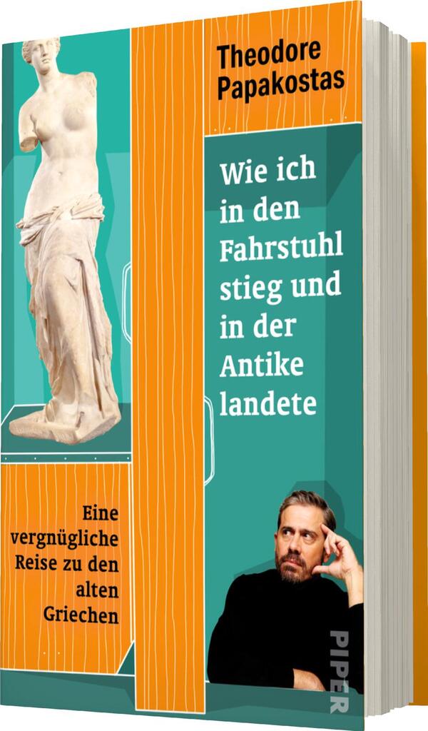 Das Buchcover zeigt eine stilisierte Darstellung, die links eine antike Statue in heller Farbe darstellt, während der rechte Teil einen Mann mit Bart und nachdenklichem Ausdruck in dunkler Kleidung zeigt. Der Hintergrund ist in sanften, mintgrünen und orangefarbenen Farbtönen gehalten. Der Titel „Wie ich in den Fahrstuhl stieg und in der Antike landete“ ist in großer, schwarzer Schrift platziert, darunter der Untertitel „Eine vergnügliche Reise zu den alten Griechen“ in kleinerer Schrift. Oben steht der Name des Autors, Theodore Papakostas, ebenfalls in schwarzer Schrift.