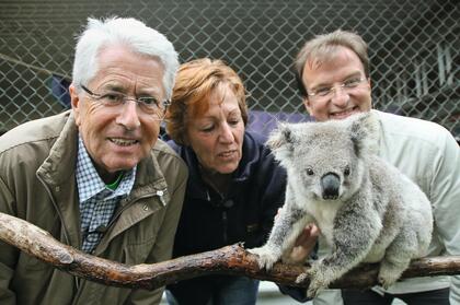 Frank Elstner mit Anika Lehman und Matthias Reinschmidt und einem Koala
