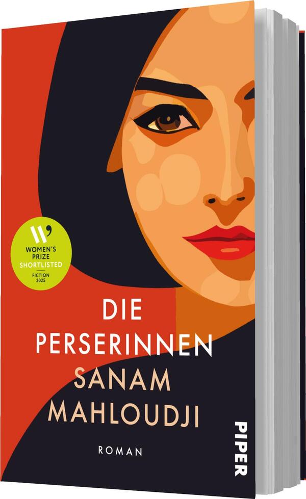 Das Buchcover zeigt ein stilisiertes Porträt einer Frau mit dunklen Haaren und einem markanten, ausdrucksvollem Gesicht. Die Farbpalette umfasst warme Rottöne und helle Hauttöne, was eine einladende Atmosphäre schafft. Der Titel „DIE PERSERINNEN“ ist in großen weißen Buchstaben am unteren Rand platziert, gefolgt vom Namen der Autorin Sanam Mahloudji. Ein grünes Auszeichnungsetikett mit der Aufschrift „Women's Prize Shortlisted 2023“ flankiert das obere Cover.