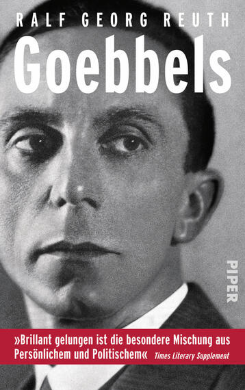 Das Buchcover zeigt ein Porträt von Joseph Goebbels in Schwarz-Weiß, das seine Gesichtszüge und einen intensiven Blick hervorhebt. Die obere Hälfte des Covers trägt den Titel „Goebbels“ in großen, weißen Buchstaben. Darunter steht der Autorennamen „Ralf Georg Reuth“ in kleinerer, heller Schrift. Am unteren Rand befindet sich ein Zitat in hellgrauer Schrift: „Brillant gelungen ist die besondere Mischung aus Persönlichem und Politischem“. Das Verlagslogo „PIPER“ befindet sich in der unteren rechten Ecke.