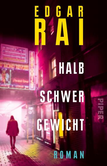 Das Buchcover zeigt eine neblige Straßenszene mit einer silhouettenartigen Gestalt in einem roten Mantel, die in einer schmalen Gasse steht. Im Hintergrund sind leuchtende Neonschilder in Blau und Pink erkennbar. Der Titel „HALB SCHWER GEWICHT“ steht in großen, weißen Buchstaben, während der Name des Autors, „EDGAR RAI“, in auffälligem Gelb hervorsticht. Die Schriftarten sind modern und kraftvoll. Der Hinweis „ROMAN“ ist am unteren Rand des Covers zu finden.