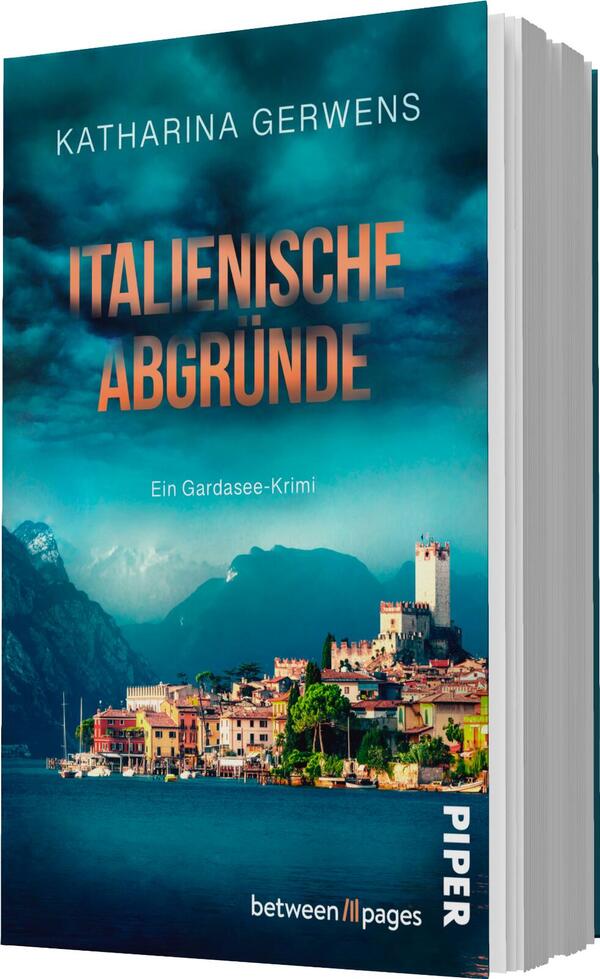 Das Buchcover zeigt eine malerische italienische Küstenlandschaft am Gardasee, dominiert von kräftigen Blautönen des Himmels und des Wassers. In der Mitte des Covers ist eine kleine, charmante Stadt mit bunten Häusern und einer alten Burg abgebildet. Oben steht der Titel „ITALIENISCHE ABGRÜNDE“ in auffälligen, rot-orangefarbenen Großbuchstaben. Darunter ist der Zusatz „Ein Gardasee-Krimi“ in einer kleineren, hellen Schriftart platziert. Der Autorname „KATHARINA GERWENS“ erscheint oben in weißer Schrift.