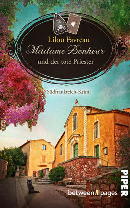 Das Buchcover zeigt eine sonnige südfranzösische Dorfstraße vor ockergelben und terrakottafarbenen Häusern, links üppige pinke Bougainvillea, türkisblauer Himmel. Im Vordergrund sitzt eine graue Katze auf dem Pflaster. Zentrales Element ist ein schwarzes, ornamentiertes Oval mit abgebildeten Tarot-Karten, darüber der Autorenname „Lilou Favreau“, darin in geschwungener Schrift der Titel „Madame Bonheur und der tote Priester“, darunter die Genreangabe „Südfrankreich-Krimi“.