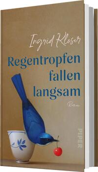 Das Buchcover zeigt einen blauen Vogel, der an einer roten Kirsche nascht, während er sich über eine weiße Tasse mit blauer Verzierung lehnt. Der Hintergrund ist in sanften Erdtönen gehalten, die eine ruhige Atmosphäre vermitteln. Der Titel „Regentropfen fallen langsam“ ist in eleganter blauer Schrift gedrückt, während der Autorenname „Ingrid Kloser“ in geschwungener, weißer Schrift darüber steht. Unter dem Titel ist der Vermerk „Roman“ zu finden.