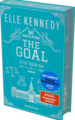 Das Buchcover zeigt auf türkisblauem Grund den Autorennamen „ELLE KENNEDY“ in großer weißer Großbuchstaben-Schrift, darunter der Titel „THE GOAL“ und der Untertitel „JETZT ODER NIE“ in kräftiger Kapital‑Typografie. Weiße Strichzeichnungen von Eishockeyschlägern mit Schlittschuhen, Schmetterling, Waage, Teddybär und einem Campusgebäude vermitteln sportliche, junge Stimmung; ornamentale Ecken rahmen die Fläche. Ein blauer runder Hinweis „OFF CAMPUS Now an Original Series prime“ und ein orangener rechteckiger „SPIEGEL Bestseller‑Autorin“-Aufkleber sind sichtbar.