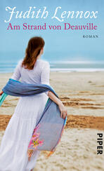 Das Buchcover zeigt eine Frau, die mit dem Rücken zur Kamera steht und einen langen, weißen Kleid trägt. Sie hält einen bunten Schal, der in sanften Blau- und Türkistönen gestaltet ist. Der Hintergrund zeigt einen weiten Strand mit sanften Wellen und einem hellen Himmel. Der Titel „Am Strand von Deauville“ ist in eleganter, weißer Schrift oben platziert, während der Zusatz „Roman“ kleiner darunter steht. Der Name der Autorin, Judith Lennox, ist ebenfalls in Weiß, schwebend über der Bildmitte.