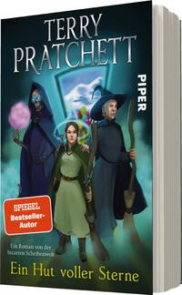 Das Buchcover zeigt drei Figuren aus der Fantasiewelt von Terry Pratchett. Im Hintergrund ist eine mystische Szenerie mit magischen Elementen angedeutet. Die Farben sind überwiegend in dunklen Blau- und Grüntönen gehalten, mit leuchtenden Akzenten. Die zentrale Figur trägt einen langen Mantel und hält einen Zauberstab, während die anderen Charaktere ebenfalls mit Zauberutensilien ausgestattet sind. Die Titeltypografie ist groß und auffällig, mit dem Titel „Ein Hut voller Sterne“ in hellem Gelb unter dem Autorennamen. Ein rotes Feld weist auf die „Spiegel Bestseller“-Auszeichnung hin.