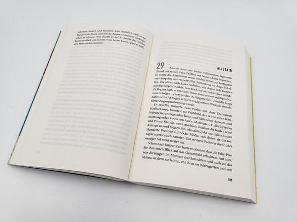 Innenansicht des Buches „Holiday – Sieben Tage. Drei Familien. Ein tödliches Geheimnis.“