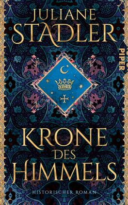 Das Buchcover zeigt einen tiefblauen Hintergrund mit filigranen, floral-musterhaften Elementen in verschiedenen Farben, die zur reichen Atmosphäre beitragen. Im Zentrum befindet sich ein rhombusförmiges, hellblaues Feld, das eine goldene Krone und ein Mondsymbol zeigt, umrahmt von symbolischen Verzierungen. Der Titel „KRONE DES HIMMELS“ ist in eleganter, goldfarbener Schrift platziert, während der Name der Autorin Juliane Stadler und der Verlag „PIPER“ ebenfalls prominent in goldener Schrift erscheint.