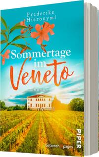 Das Buchcover zeigt eine mediterrane Landschaft mit goldenen Weinreben im Vordergrund und einem weiß gestrichenen Haus im Hintergrund. Der Himmel ist strahlend blau, geschmückt mit rosa Blüten, die links oben platziert sind. Der Titel „Sommer-tage im Veneto“ ist in großen, stilvollen, orangefarbenen Buchstaben geschrieben, während der Untertitel „Roman“ in kleinerer Schrift darunter steht. Oben links ist der Name der Autorin, Frederike Hieronymi, in eleganter, weißer Typografie zu sehen.
