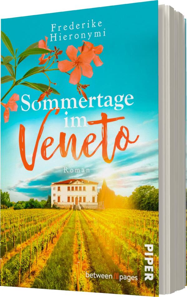 Das Buchcover zeigt eine mediterrane Landschaft mit goldenen Weinreben im Vordergrund und einem weiß gestrichenen Haus im Hintergrund. Der Himmel ist strahlend blau, geschmückt mit rosa Blüten, die links oben platziert sind. Der Titel „Sommer-tage im Veneto“ ist in großen, stilvollen, orangefarbenen Buchstaben geschrieben, während der Untertitel „Roman“ in kleinerer Schrift darunter steht. Oben links ist der Name der Autorin, Frederike Hieronymi, in eleganter, weißer Typografie zu sehen.