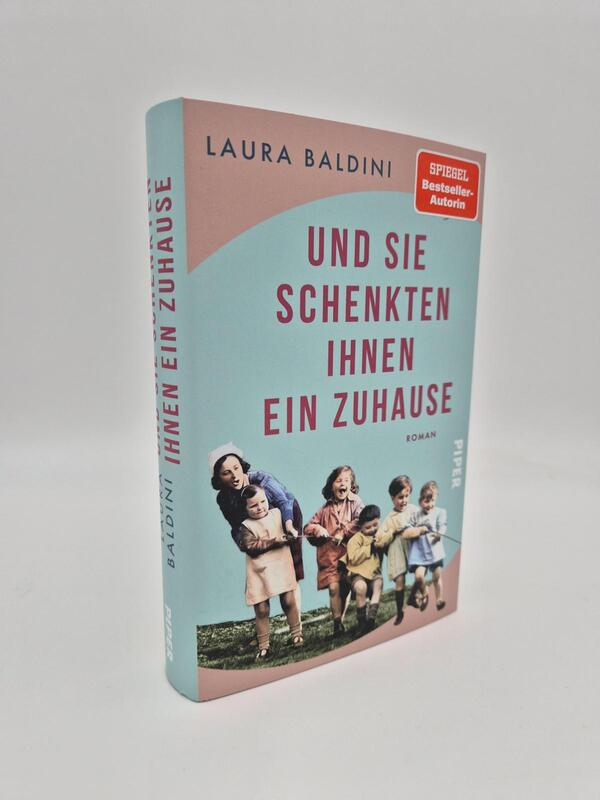 Außenansicht des Buches „Und sie schenkten ihnen ein Zuhause“