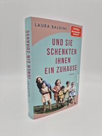 Außenansicht des Buches „Und sie schenkten ihnen ein Zuhause“