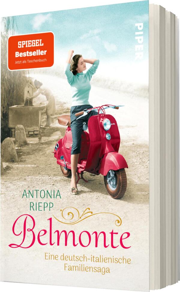 Das Buchcover zeigt eine Frau in einem hellblauen Oberteil, die auf einem roten Motorroller steht. Der Hintergrund ist in sanften Erdtönen gehalten, mit einer angedeuteten ländlichen Kulisse. Oben links befindet sich ein rotes Siegel mit der Aufschrift „SPIEGEL Bestseller – Jetzt als Taschenbuch“. Der Titel „Belmonte“ ist in verschnörkelter Schrift in einem sanften Goldton am unteren Rand platziert. Der Autorennamen „Antonia Riepp“ steht in klarer, dunkler Schrift oberhalb des Titels.