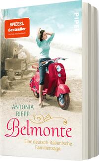Das Buchcover zeigt eine Frau in einem hellblauen Oberteil, die auf einem roten Motorroller steht. Der Hintergrund ist in sanften Erdtönen gehalten, mit einer angedeuteten ländlichen Kulisse. Oben links befindet sich ein rotes Siegel mit der Aufschrift „SPIEGEL Bestseller – Jetzt als Taschenbuch“. Der Titel „Belmonte“ ist in verschnörkelter Schrift in einem sanften Goldton am unteren Rand platziert. Der Autorennamen „Antonia Riepp“ steht in klarer, dunkler Schrift oberhalb des Titels.