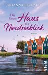 Das Buchcover zeigt eine malerische Küstenlandschaft mit einem ruhigen Wasserlauf im Vordergrund. Links ist eine Windmühle abgebildet, während rechts farbenfrohe Häuser mit grünen und roten Dächern stehen. Der Himmel ist in sanften Pastelltönen gehalten, mit einigen fliegenden Vögeln. Der Titel „Das kleine Haus mit Nordseeblick“ erscheint in geschwungener, pinker Schrift, während der Zusatz „Roman“ in dezentem Grau geschrieben ist. Oben steht der Autorenname „Johanna Leclaire“.