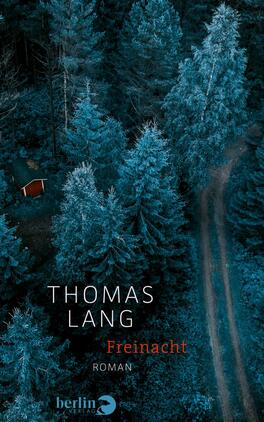 Das Buchcover zeigt eine düstere Waldlandschaft in verschiedenen Blau- und Grüntönen. In der Mitte verläuft ein schmaler Weg, der vom Bildrand in den Wald führt. Auf der linken Seite ist ein kleines rotes Gebäude zu sehen, umgeben von hohen, dicht stehenden Bäumen. Der Titel „Freinacht“ ist in großen, weißen Buchstaben platziert, während der Autorenname „Thomas Lang“ darüber in kräftiger Schrift erscheint. Der Untertitel „Roman“ steht in kleinerer roter Schrift darunter.