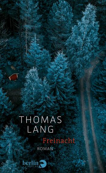 Das Buchcover zeigt eine düstere Waldlandschaft in verschiedenen Blau- und Grüntönen. In der Mitte verläuft ein schmaler Weg, der vom Bildrand in den Wald führt. Auf der linken Seite ist ein kleines rotes Gebäude zu sehen, umgeben von hohen, dicht stehenden Bäumen. Der Titel „Freinacht“ ist in großen, weißen Buchstaben platziert, während der Autorenname „Thomas Lang“ darüber in kräftiger Schrift erscheint. Der Untertitel „Roman“ steht in kleinerer roter Schrift darunter.