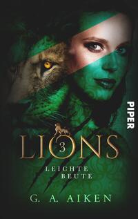 Das Buchcover zeigt eine Teilansicht eines Löwen und ein Profil einer Frau, die in Grüntönen und Schwarz dargestellt sind. Der Löwenkopf ist auf der linken Seite, während das Gesicht der Frau auf der rechten Seite leicht schimmert. Der Titel „LIONS 3“ ist prominent in goldener Schrift platziert, mit dem Untertitel „LEICHTE BEUTE“ darunter. Unten rechts steht der Name der Autorin „G. A. Aiken“ in einer klaren Schrift. Der Hintergrund ist in dunklen Grüntönen gehalten, was eine mystische Atmosphäre erzeugt.