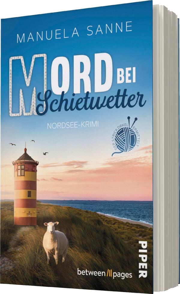 Das Buchcover zeigt eine idyllische Nordseelandschaft mit einem leuchtend rot-weißen Leuchtturm auf sandigem Boden. Im Vordergrund steht ein Schaf, während hinter ihm sanfte Hügel und eine blaue Küstenlinie zu sehen sind. Der Himmel ist hellblau mit zarten Wolken, was eine entspannte Atmosphäre vermittelt. Der Titel „MORD bei Schietwetter“ ist in großen, weißen Lettern hervorgehoben, während der Untertitel „Nordsee-Krimi“ in kleinerer Schrift darunter steht. Der Name der Autorin, Manuela Sanne, ist ebenfalls prominent platziert.
