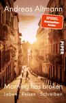 Das Buchcover zeigt eine sonnendurchflutete, enge Straße in einer urbanen Umgebung, die von hohen Gebäuden gesäumt ist. Im Vordergrund spaziert eine Person entlang der Straße, umgeben von lebendigen Farben in warmen Gold- und Brauntönen. Der Titel „Morning has broken“ ist in einer klaren, weißen Schriftart platziert, zusammen mit den Zusatzinformationen „Leben Reisen Schreiben“. Oben links befindet sich der Name des Autors „Andreas Altmann“, begleitet von einer roten Auszeichnung „SPIEGEL-Bestseller-Autor“. Das Verlagslogo „PIPER“ erscheint in einem schlichten, weiße Schriftzug.