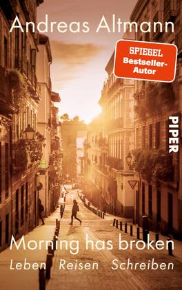 Das Buchcover zeigt eine sonnendurchflutete, enge Straße in einer urbanen Umgebung, die von hohen Gebäuden gesäumt ist. Im Vordergrund spaziert eine Person entlang der Straße, umgeben von lebendigen Farben in warmen Gold- und Brauntönen. Der Titel „Morning has broken“ ist in einer klaren, weißen Schriftart platziert, zusammen mit den Zusatzinformationen „Leben Reisen Schreiben“. Oben links befindet sich der Name des Autors „Andreas Altmann“, begleitet von einer roten Auszeichnung „SPIEGEL-Bestseller-Autor“. Das Verlagslogo „PIPER“ erscheint in einem schlichten, weiße Schriftzug.