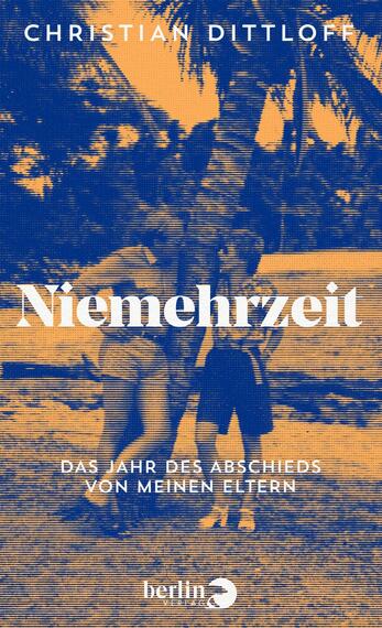 Das Buchcover zeigt eine somber-gestimmte Szene mit einem blauen Farbton, in der zwei Personen am Strand stehen, umgeben von Palmen. Der Titel „Niemehrzeit“ ist in großen, weißen Buchstaben zentral platziert, während der Untertitel „Das Jahr des Abschieds von meinen Eltern“ in kleinerer, ebenfalls weißer Schrift darunter steht. Der Autor „Christian Dittloff“ ist am oberen Rand des Covers angegeben. Die Atmosphäre vermittelt eine Mischung aus Nostalgie und Traurigkeit.