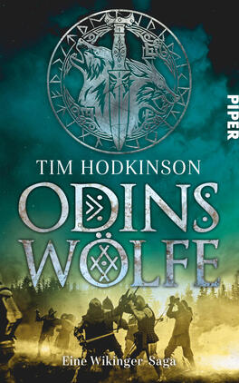 Odins Wölfe Das Buchcover zeigt vor einem türkis-grünen Himmel ein großes silbernes Wappen mit Schwert, zwei gegenüberstehenden Wolfsprofilen und Runenornamenten. Darunter der Autorenname „TIM HODKINSON“ in weißen Großbuchstaben, der Titel „ODINS WOLFE“ in großen metallisch wirkenden Großbuchstaben mit Runenakzenten, im unteren Drittel eine gelblich beleuchtete Silhouette kämpfender Wikinger in einer Nebellandschaft. Unten der Zusatz „Eine Wikinger-Saga“.