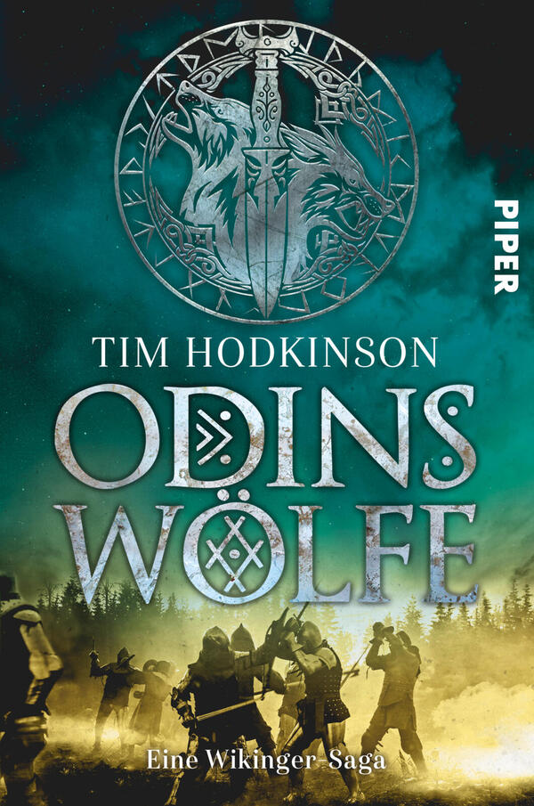 Das Buchcover zeigt vor einem türkis-grünen Himmel ein großes silbernes Wappen mit Schwert, zwei gegenüberstehenden Wolfsprofilen und Runenornamenten. Darunter der Autorenname „TIM HODKINSON“ in weißen Großbuchstaben, der Titel „ODINS WOLFE“ in großen metallisch wirkenden Großbuchstaben mit Runenakzenten, im unteren Drittel eine gelblich beleuchtete Silhouette kämpfender Wikinger in einer Nebellandschaft. Unten der Zusatz „Eine Wikinger-Saga“.