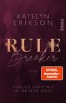 Das Buchcover zeigt einen dunkelvioletten Hintergrund mit einem gemusterten Diamantdesign. In der Mitte steht der Titel „RULE Breaker“ in großen, glänzenden goldenen Buchstaben, wobei das Wort „Break“ in einer verschnörkelten Schrift darunter angeordnet ist. Oben befinden sich die Autorin „Katelyn Erikson“ und das Wort „Roman“ in schlichten, weißen Schriftzügen. Am unteren Rand steht der Untertitel „Verlieb dich nie in deinen Boss“ in eleganter, kleinerer Schrift. Die Gesamtatmosphäre wirkt modern und ansprechend.