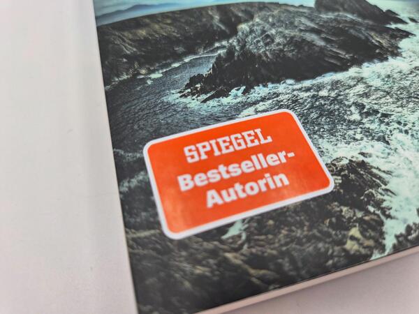 Außenansicht des Buches „Schroffe Klippen“