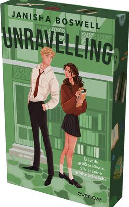 Das Buchcover zeigt zwei jugendliche Figuren vor einer grünen Bibliotheksfassade: ein blonder junger Mann in weißem Hemd, gelöster Krawatte und schwarzen Hosen sowie eine dunkelhaarige junge Frau in brauner Kapuzenjacke und schwarzem Faltenrock, die ein Buch hält. Im Vordergrund dominieren abgestufte Grüntöne; der Titel „UNRAVELLING“ steht groß, fett und versetzt über der Szene, darüber der Autorname Janisha Boswell. Die Stimmung wirkt leicht flirtend und kompetitiv; unten steht die Tagline „Er ist ihr größter Rivale. Sie ist seine größte Schwäche.“
