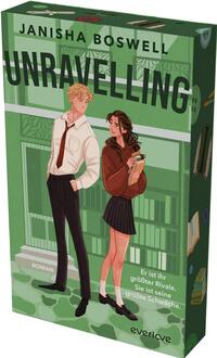 Das Buchcover zeigt zwei jugendliche Figuren vor einer grünen Bibliotheksfassade: ein blonder junger Mann in weißem Hemd, gelöster Krawatte und schwarzen Hosen sowie eine dunkelhaarige junge Frau in brauner Kapuzenjacke und schwarzem Faltenrock, die ein Buch hält. Im Vordergrund dominieren abgestufte Grüntöne; der Titel „UNRAVELLING“ steht groß, fett und versetzt über der Szene, darüber der Autorname Janisha Boswell. Die Stimmung wirkt leicht flirtend und kompetitiv; unten steht die Tagline „Er ist ihr größter Rivale. Sie ist seine größte Schwäche.“